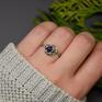 Agata Rozanska minimalistyczny regulowany lapis lazuli pierścionek unikatowy