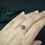 srebrne zdobiony pierścionek z labradorytem i gładką obrączką, delikatny