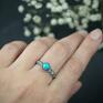 srebrny z turkusem kuleczkami i zdobioną obrączką, pierścionek z niebieskim kamieniem