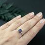 srebrne z niebieskim oczkiem pierścionek z lapis lazuli w ażurowej oprawie minimalistyczny z kamieniem