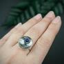 złote z niebieskim oczkiem srebrno - pierścionek z lapis lazuli prosta obrączka