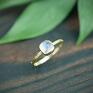 Złoty pierścionek z kamieniem księżycowym, z niebieskim oczkiem zaręczynowy