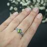 pierścionek z zielonym turmalinem i zdobioną obrączką, z owalnym oczkiem
