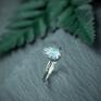 Pracownia Bellart pierścionek flora z błękitnym chalcedonem w srebrnej koronce, niebieskim z oczkiem elegancki