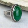Pierścionek z zielonym jadeitem został wykonany ręcznie ze srebra próby 925 w autorskiej pracowni Artseko. Zielony pierścień