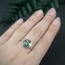 srebrny pierścionek ze wzorem spiralnym i perydotem, z zielonym oczkiem zdobiony minimalistyczny