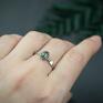 Pracownia Bellart srebrny pierścionek z zielonym turmalinem i złotym listki
