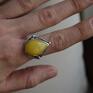 żółty bursztyn pierścionek z bursztynem masywny srebrny z pięknym kaboszonem bursztynu. kamień