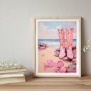 Różowy plakat w stylu boho girl - coastal girl - plakat różowe buty kowbojki i plaża - 40x53 cm