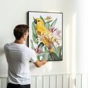 Obramowany plakat Papuga w kwiatach w czarnej ramie, 50x70 cm