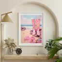Różowy plakat w stylu boho girl - coastal girl - plakat różowe buty kowbojki i plaża - 40x53 cm