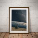 Plakat minimalistyczny Outsider 50x70 cm - kosmos i wolność 
