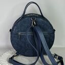 Okrągły plecak damski i torebka 2w1 z kosmetyczką - kwiaty denim