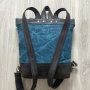 Niebiesko-brązowy plecak z bawełny woskowanej i skóry zapinany na dwie klamry