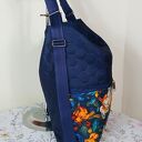 Granatowy torbo-plecak 2w1 z kwiatową kieszenią