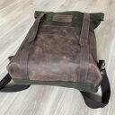 Brązowo-zielony plecak vintage handmade z woskowanej bawełny i skóry Crazy Horse