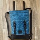 Niebiesko-brązowy plecak z bawełny woskowanej i skóry zapinany na dwie klamry