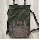 Brązowo-zielony plecak vintage handmade z woskowanej bawełny i skóry Crazy Horse