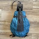 handmade niebiesko brązowy plecak „bukłak” z bawełny woskowanej i skóry w stylu vintage