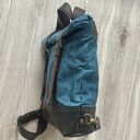 Niebiesko-brązowy plecak z bawełny woskowanej i skóry zapinany na dwie klamry