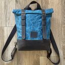 Niebiesko - brązowy plecak z bawełny woskowanej i skóry zapinany na dwie