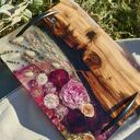 Elegancka deska do serwowania z drewna oliwnego - kwiaty w żywicy epoksydowej