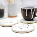 3 ceramiczne podkładki pod kubek - lastryko (Ø 9 cm), białe, ręcznie szkliwione