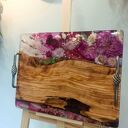 Elegancka deska do serwowania z drewna oliwnego - kwiaty w żywicy epoksydowej