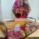 Elegancka deska do serwowania z drewna oliwnego - kwiaty w żywicy epoksydowej