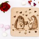 DREWNIANA RĘCZNIE WYPALANA PODKŁADKA POD KUBEK - Jeże - PREZENT HANDMADE