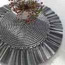 Ręcznie pleciona podkładka z frędzlami XL na stół w szarościach, 55 cm