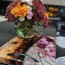 Elegancka deska do serwowania z drewna oliwnego - kwiaty w żywicy epoksydowej