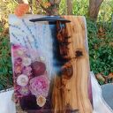 Elegancka deska do serwowania z drewna oliwnego - kwiaty w żywicy epoksydowej