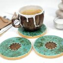 Tłoczony spokój na stole - 3 turkusowe ceramiczne podkładki pod kubek i filiżankę (hygge)