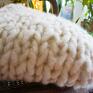 Wool ByMe dziergana poduszka white dekoracja domu chunky pillow