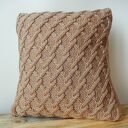 Beżowa warkoczowa poduszka