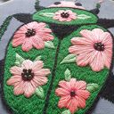 Poszewka z haftem chrząszcza -szept ogrodu