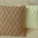 Beżowa warkoczowa poduszka