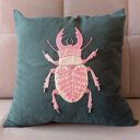 Poszewka z haftem chrząszcza - tajemnica liści