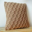 Beżowa warkoczowa poduszka