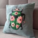 Poszewka z haftem chrząszcza -szept ogrodu