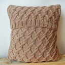 Beżowa warkoczowa poduszka