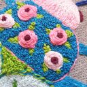 Poszewka z haftem chrząszcza - w objęciach róży