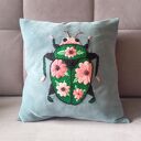 Poszewka z haftem chrząszcza - szept ogrodu