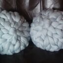 Okrągła poduszka z merynosa - ręcznie pleciona z wełny czesankowej (35 cm)