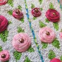 Poszewka z haftem chrząszcza - w objęciach róży