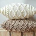 Beżowa warkoczowa poduszka