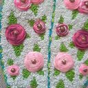 Poszewka z haftem chrząszcza - w objęciach róży