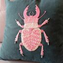 Poszewka z haftem chrząszcza - tajemnica liści