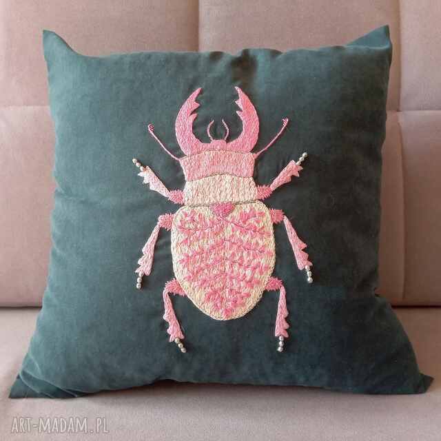 Poszewka z haftem chrząszcza - tajemnica liści